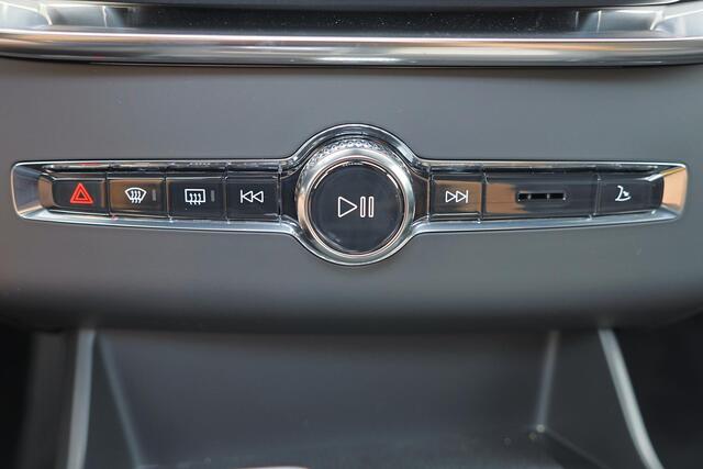 Volvo XC90 T8 Recharge AWD Ultra Dark Exec. Ed. - Luchtvering - Panorama/schuifdak - IntelliSafe Assist & Surround - 360º Camera - Bowers & Wilkins audio - Adaptieve LED koplampen - Verwarmde voorstoelen, stuur & achterbank - Parkeersensoren voor & achter - Elektr.