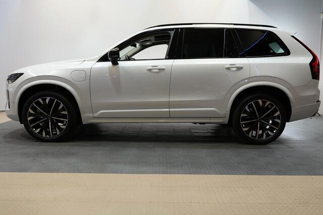 Volvo XC90 2.0 T8 AWD 335kW/456pk Aut8 Recharge Ultra Dark 7P ADAPT.CRUISE + HARMAN/KARDON + PANORAMADAK + HEAD-UP + STOEL-&STUURVERWARMING + PILOT ASSIST + LEDEREN DASHBOARD + 360 CAMERA + BLIS + LANE ASSIST + PD-GLASS + ACHTERBANKVERWARMING + 21" LM-VELGEN!