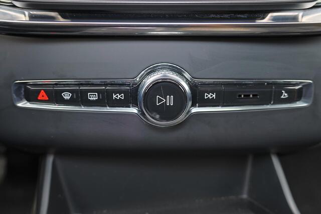 Volvo XC90 T8 Recharge AWD Ultra Dark - Panorama/schuifdak - IntelliSafe Assist & Surround - 360º Camera - Harman/Kardon audio - Adaptieve LED koplampen - Verwarmde voorstoelen, stuur & achterbank - Parkeersensoren voor & achter - Elektr. bedienb. voorstoelen met ge