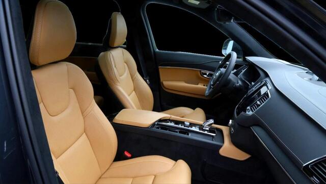 Volvo XC90 2.0 T8 Recharge AWD Ultimate Dark Trekhaak - Panoramadak - Luchtvering - B&W - Head up - Stoelverwarming voor/achter - Stoelmassage - Gelamineerde zijruiten en achterruit - Visual Park Assist -