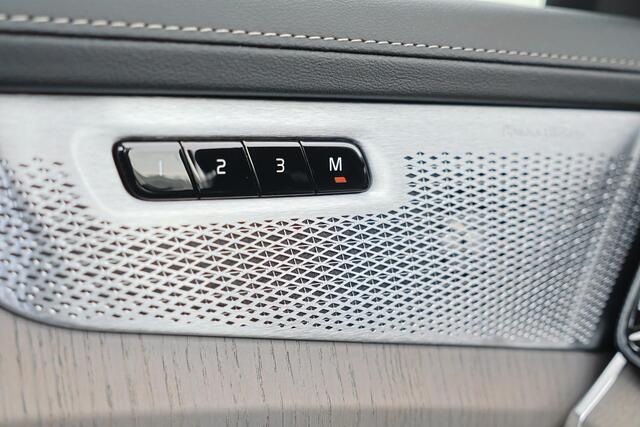 Volvo XC90 T8 Recharge AWD Ultra Bright - Luchtvering - Panorama/schuifdak - IntelliSafe Assist & Surround - 360º Camera - Bowers & Wilkins audio - Adaptieve LED koplampen - Verwarmde voorstoelen, stuur & achterbank - Parkeersensoren voor & achter - Elektr. bedienb.