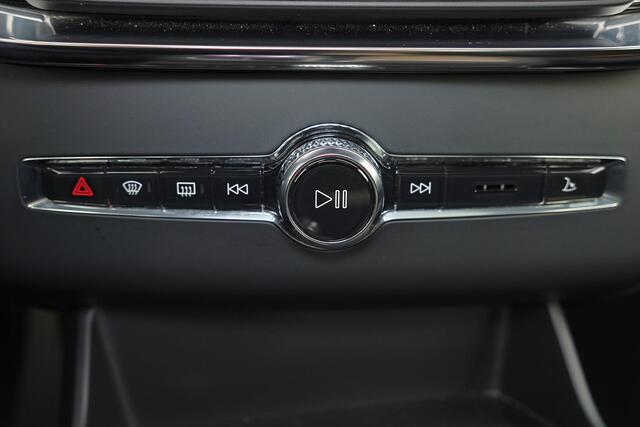 Volvo XC90 T8 Recharge AWD Ultra Bright - Luchtvering - Panorama/schuifdak - IntelliSafe Assist & Surround - 360º Camera - Bowers & Wilkins audio - Adaptieve LED koplampen - Verwarmde voorstoelen, stuur & achterbank - Parkeersensoren voor & achter - Elektr. bedienb.