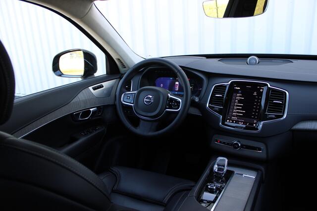 Volvo XC90 2.0 T8 Recharge AWD Ultra Dark | Incl. 12 maanden garantie | SOH 100% | 7 persoons | Panorama dak | Massage stoelen | Stoel & Stuur verwarming | Stoelventilatie | Memory seats | Stoelverwarming achter | 360° Camera | Elektrische kofferklep | Bower & Wilk