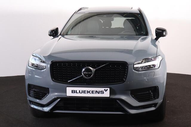 Volvo XC90 T8 Recharge AWD R-Design - Panorama/schuifdak - IntelliSafe Assist & Surround - 360º Camera - Harman/Kardon audio - Adaptieve LED koplampen - Verwarmde voorstoelen, stuur & achterbank - Parkeersensoren voor & achter - Elektr. bedienb. voorstoelen met gehe