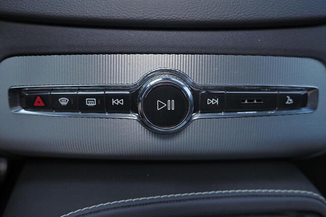 Volvo XC90 T8 Recharge AWD R-Design - Panorama/schuifdak - IntelliSafe Assist & Surround - 360º Camera - Harman/Kardon audio - Adaptieve LED koplampen - Verwarmde voorstoelen, stuur & achterbank - Parkeersensoren voor & achter - Elektr. bedienb. voorstoelen met gehe