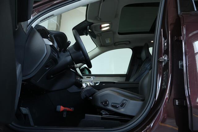 Volvo XC90 T8 Plug-in hybrid AWD Ultra Dark | Luchtvering | Panoramadak | Trekhaak | Premium audio by Bowers&Wilkins | Verwarmbare voorstoelen met massagefunctie |