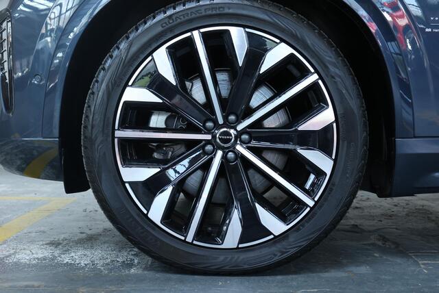 Volvo XC90 T8 Plug-in hybrid AWD Ultra Dark | Bowers & Wilkins Premium Audio | Luchtvering | Nappa Lederen bekleding met ventilatie | 360° Parkeercamera | Semi-Electrische Wegklapbare trekhaak | Panoramadak | Stoelverwarming | Parkeersensoren voor + achter