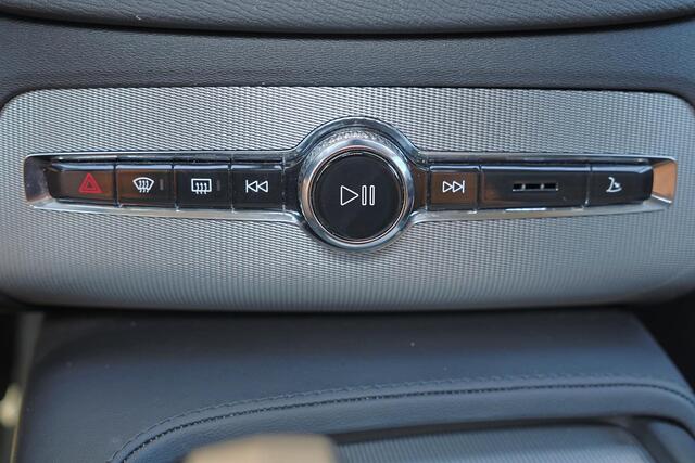 Volvo XC90 T8 Recharge AWD Core Bright - IntelliSafe Assist & Surround - Harman/Kardon audio - Adaptieve LED koplampen - Parkeercamera achter - Verwarmde voorstoelen, stuur & achterbank - Draadloze tel. lader - Extra getint glas - Inklapbare trekhaak - 20' LMV