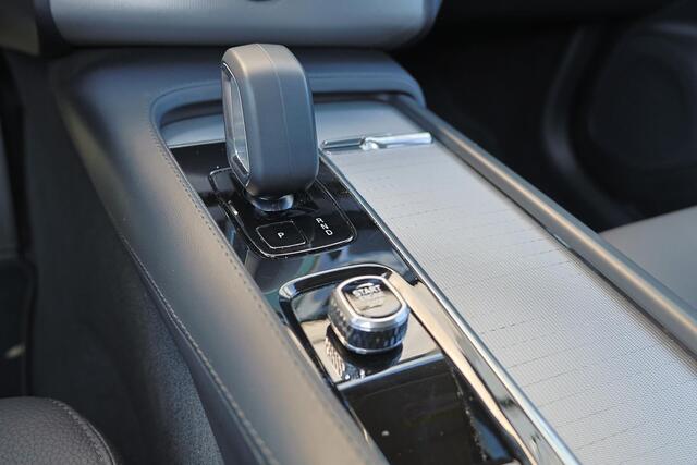 Volvo XC90 T8 Recharge AWD Core Bright - IntelliSafe Assist & Surround - Harman/Kardon audio - Adaptieve LED koplampen - Parkeercamera achter - Verwarmde voorstoelen, stuur & achterbank - Draadloze tel. lader - Extra getint glas - Inklapbare trekhaak - 20' LMV