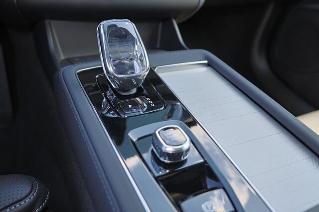 Volvo XC90 T8 Recharge AWD Ultra Dark Exec. Ed. - Luchtvering - Panorama/schuifdak - IntelliSafe Assist & Surround - 360º Camera - Bowers & Wilkins audio - Adaptieve LED koplampen - Verwarmde voorstoelen, stuur & achterbank - Parkeersensoren voor & achter - Elektr. 