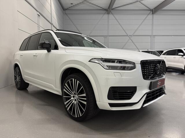Volvo XC90 T8 Recharge AWD R-Design PANO/TREKHAAK/HEAD-UP/22"/H&K/MEMORY/ALCANTARA-LEER/360CAMERA/ACC/PILOT-ASSIST/PRIVACY/BLACK-DESIGN/DONKERE-HEMEL/CRYSTAL-WEISS PARELMOER/NET OH BEURT GEHAD BIJ VOLVO DEALER