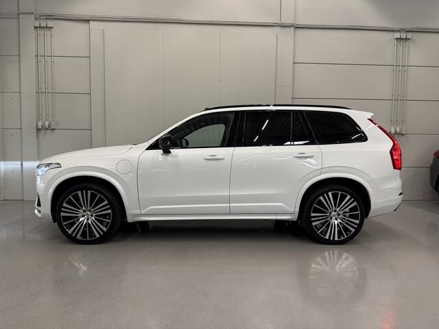 Volvo XC90 T8 Recharge AWD R-Design PANO/TREKHAAK/HEAD-UP/22"/H&K/MEMORY/ALCANTARA-LEER/360CAMERA/ACC/PILOT-ASSIST/PRIVACY/BLACK-DESIGN/DONKERE-HEMEL/CRYSTAL-WEISS PARELMOER/NET OH BEURT GEHAD BIJ VOLVO DEALER