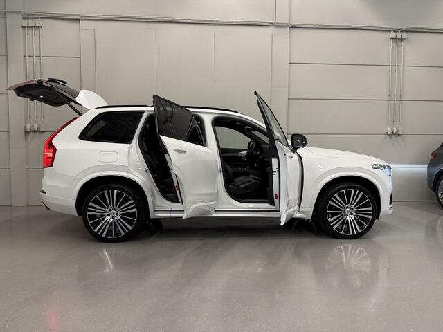 Volvo XC90 T8 Recharge AWD R-Design PANO/TREKHAAK/HEAD-UP/22"/H&K/MEMORY/ALCANTARA-LEER/360CAMERA/ACC/PILOT-ASSIST/PRIVACY/BLACK-DESIGN/DONKERE-HEMEL/CRYSTAL-WEISS PARELMOER/NET OH BEURT GEHAD BIJ VOLVO DEALER