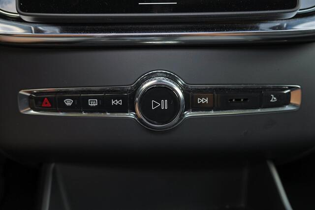 Volvo XC90 T8 Recharge AWD Plus Dark - Luchtvering - Panorama/schuifdak - IntelliSafe Assist & Surround - 360º Camera - Bowers & Wilkins audio - Adaptieve LED koplampen - Verwarmde voorstoelen, stuur & achterbank - Parkeersensoren voor & achter - Elektr. bedienb. vo
