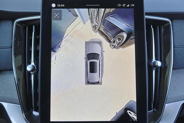 Volvo XC90 T8 Recharge AWD Ultra Dark - Luchtvering - Panorama/schuifdak - IntelliSafe Assist & Surround - 360º Camera - Bowers & Wilkins audio - Adaptieve LED koplampen - Verwarmde voorstoelen, stuur & achterbank - Parkeersensoren voor & achter - Elektr. bedienb. v