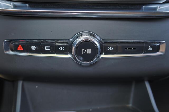 Volvo XC90 T8 Recharge AWD Ultra Dark - Luchtvering - Panorama/schuifdak - IntelliSafe Assist & Surround - 360º Camera - Bowers & Wilkins audio - Adaptieve LED koplampen - Verwarmde voorstoelen, stuur & achterbank - Parkeersensoren voor & achter - Elektr. bedienb. v