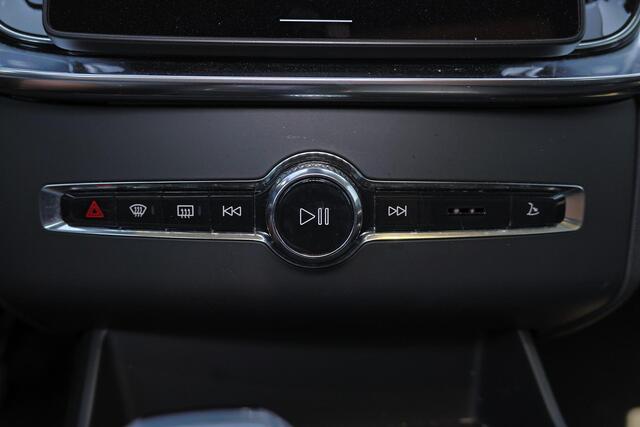 Volvo XC90 T8 Recharge AWD Ultra Dark - Luchtvering - Panorama/schuifdak - IntelliSafe Assist & Surround - 360º Camera - Bowers & Wilkins audio - Adaptieve LED koplampen - Verwarmde voorstoelen, stuur & achterbank - Parkeersensoren voor & achter - Elektr. bedienb. v