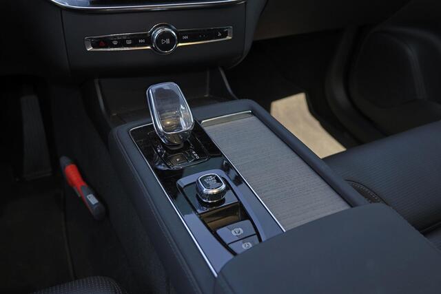 Volvo XC90 T8 Recharge AWD Ultra Dark - Luchtvering - Panorama/schuifdak - IntelliSafe Assist & Surround - 360º Camera - Bowers & Wilkins audio - Adaptieve LED koplampen - Verwarmde voorstoelen, stuur & achterbank - Parkeersensoren voor & achter - Elektr. bedienb. v