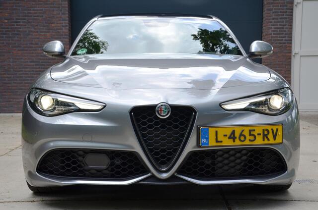 Alfa Romeo GIULIA 2.0 T Veloce Automaat Navi/Pdc/Ecc/Panoramadak/Stoelverwarming/Leer/Harman Kardon/Achteruitrijcamera/Xenon/ 280 PK