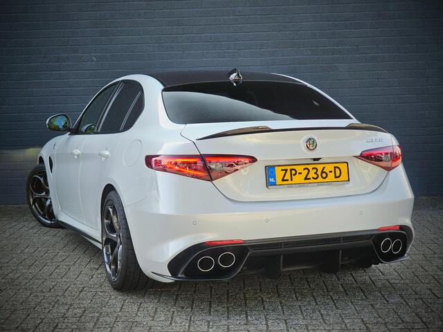Alfa Romeo GIULIA 2.9 V6 Quadrifoglio / CARBON DAK / ADAPT. CRUISE / KERAMISCH /