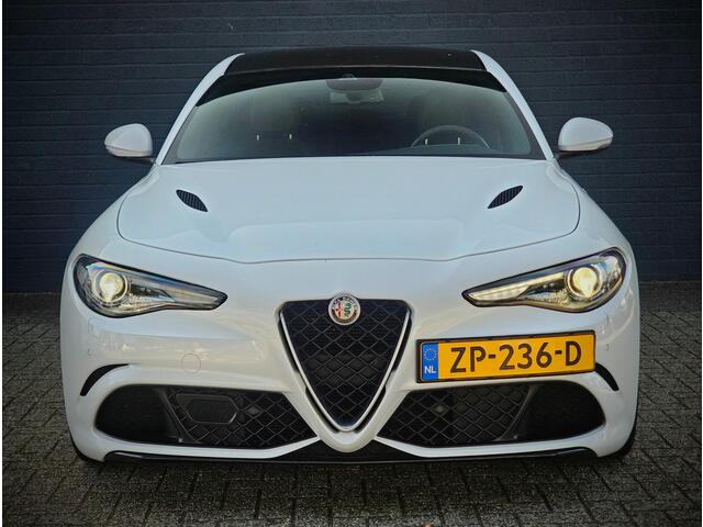 Alfa Romeo GIULIA 2.9 V6 Quadrifoglio / CARBON DAK / ADAPT. CRUISE / KERAMISCH /