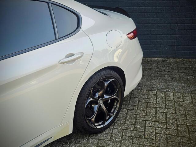 Alfa Romeo GIULIA 2.9 V6 Quadrifoglio / CARBON DAK / ADAPT. CRUISE / KERAMISCH /