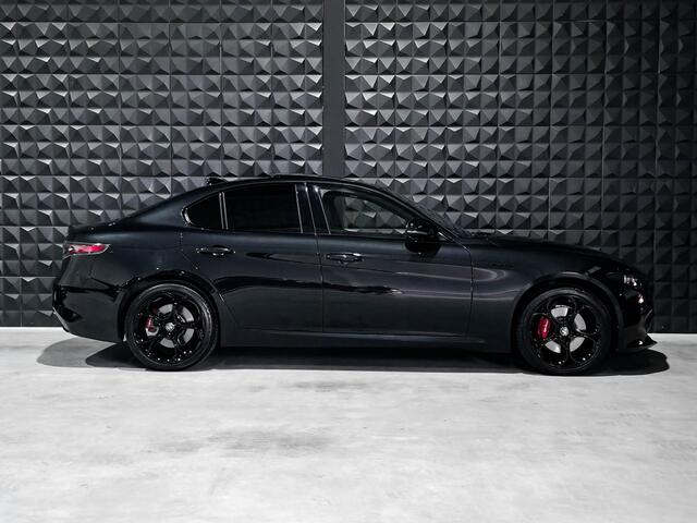 Alfa Romeo GIULIA 2.0 T 280pk AWD Veloce ALL BLACK | Pano | 19"| ACC | Matrix |Side | Memo | ACC |