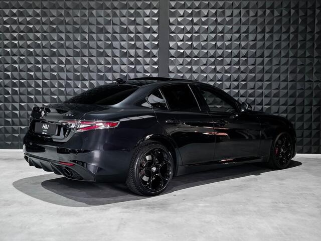 Alfa Romeo GIULIA 2.0 T 280pk AWD Veloce ALL BLACK | Pano | 19"| ACC | Matrix |Side | Memo | ACC |