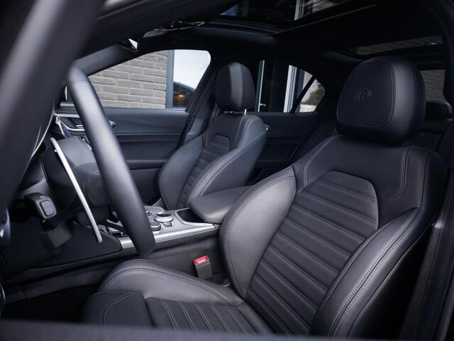 Alfa Romeo GIULIA 2.0 T 280pk AWD Veloce ALL BLACK | Pano | 19"| ACC | Matrix |Side | Memo | ACC |