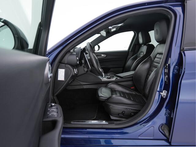 Alfa Romeo GIULIA 2.0T B-Tech (INCL.BTW) Aut. *LUXURY-LEATHER | XENON | ADAPTIVE-CRUISE | MEMORY-PACK | HEATED-SPORTSEATS | KEYLESS | CAMERA | NAVI-FULLMAP | DAB+ | SHIFT-PADDLES | PRIVACY-GLASS | SHIFT-PADDLES | ECC | 18