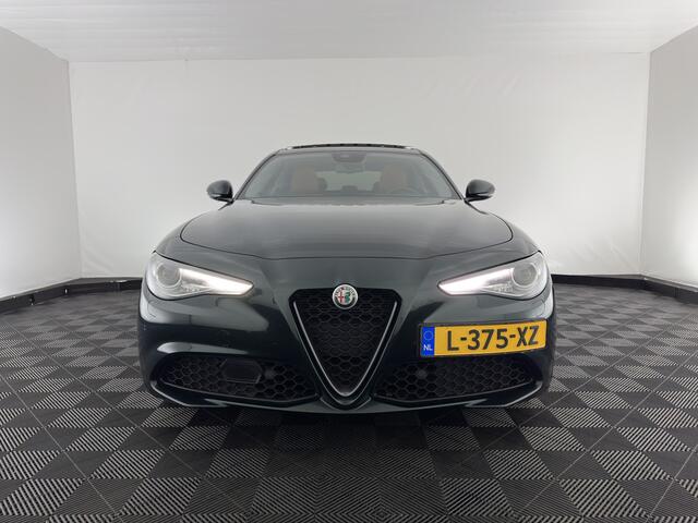 Alfa Romeo GIULIA 2.0T Sprint (INCL.BTW) Aut. *PANO | LEATHER-FABRIC | XENON | ADAPTIVE-CRUISE | BLIND-SPOT | SPORTSEATS | CAMERA | NAVI-FULLMAP | DAB+ | SHIFT-PADDLES | PRIVACY-GLASS | ECC | 18"ALU*