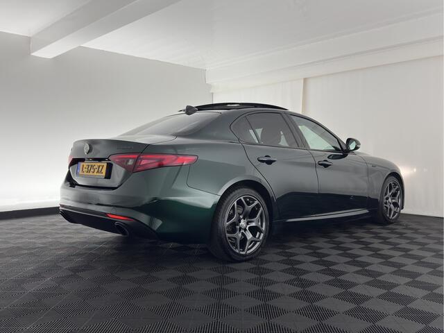 Alfa Romeo GIULIA 2.0T Sprint (INCL.BTW) Aut. *PANO | LEATHER-FABRIC | XENON | ADAPTIVE-CRUISE | BLIND-SPOT | SPORTSEATS | CAMERA | NAVI-FULLMAP | DAB+ | SHIFT-PADDLES | PRIVACY-GLASS | ECC | 18"ALU*