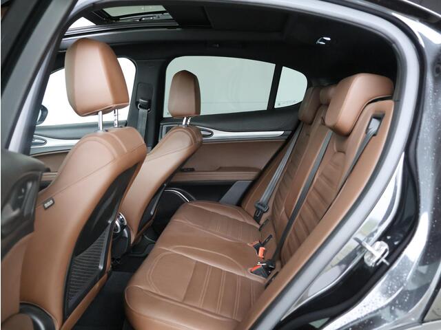 Alfa Romeo Stelvio 2.0 T AWD B-Tech | Pano-Dak | NL 100% onderhoud | Zeer compleet |