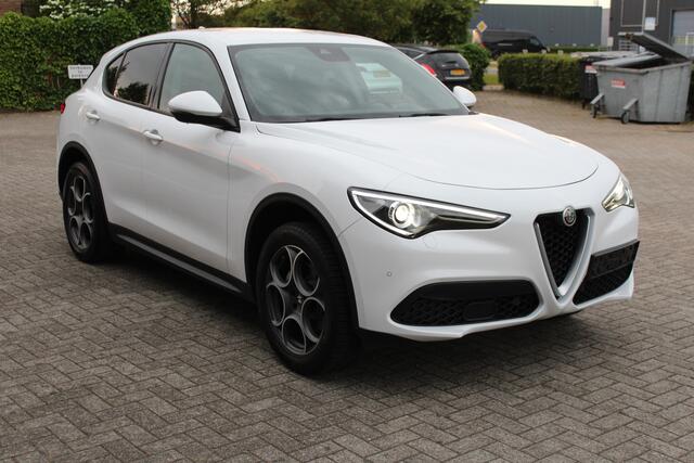 Alfa Romeo Stelvio 2.0 T AWD Super Navi-Xenon-Leder-Memory-Camera-Afn. Trekhaak 16.000 KM !!