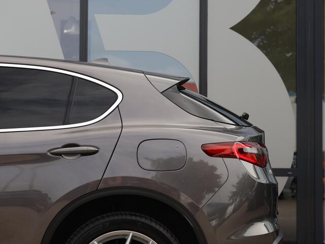 Alfa Romeo Stelvio 2.0 T AWD First Edition Q4 | Leder | Navi | Cam | Stoel. Stuur Verw. |