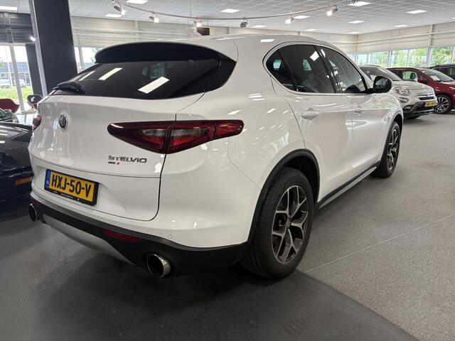 Alfa Romeo Stelvio 2.0 Turbo 280pk AWD Super Q4 Apple carplay, stuurschakeling, performance pack, stoel/stuurverwarming
