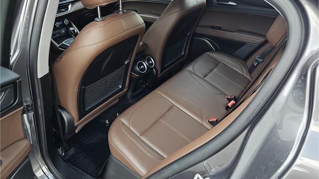 Alfa Romeo Stelvio 2.0 T AWD Super + NAVIGATIE + XENON + VOLLEER + MEMORY