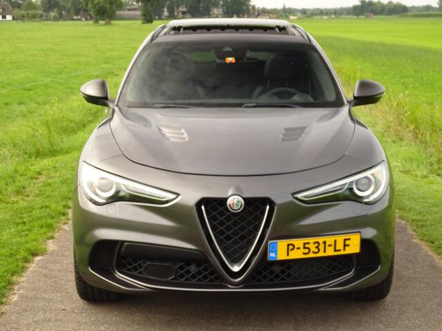 Alfa Romeo Stelvio 2.9 V6 AWD Quadrifoglio | Schuifdak | H+K | Squadra | Brembo Rosso