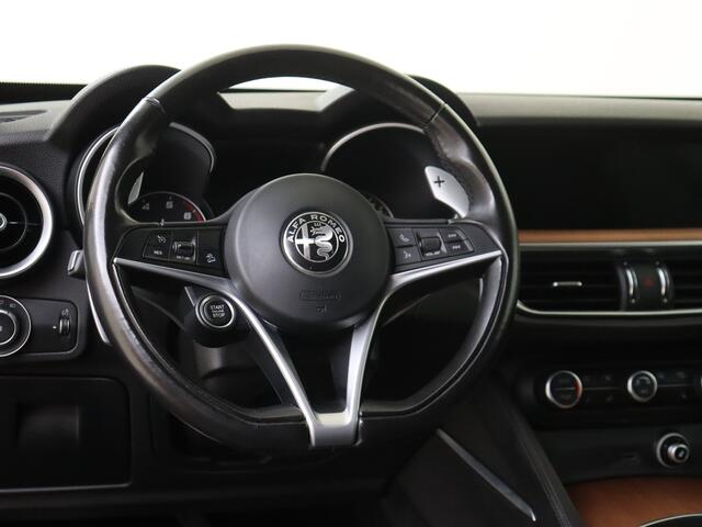 Alfa Romeo Stelvio 2.0 T AWD First Edition | Leder interieur | Navigatie | verwarmbare en elek. verstelbare stoelen |