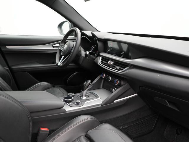 Alfa Romeo Stelvio 2.0 T AWD Super Q4 Automaat 200pk Dealer O.H | Trekhaak Afneembaar | Adaptive Cruise | Camera | Blis | Lederen Sportstoelen Memory & Verwarmd | Navigatie | DAB |