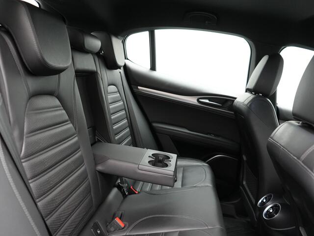 Alfa Romeo Stelvio 2.0 T AWD Super Q4 Automaat 200pk Dealer O.H | Trekhaak Afneembaar | Adaptive Cruise | Camera | Blis | Lederen Sportstoelen Memory & Verwarmd | Navigatie | DAB |