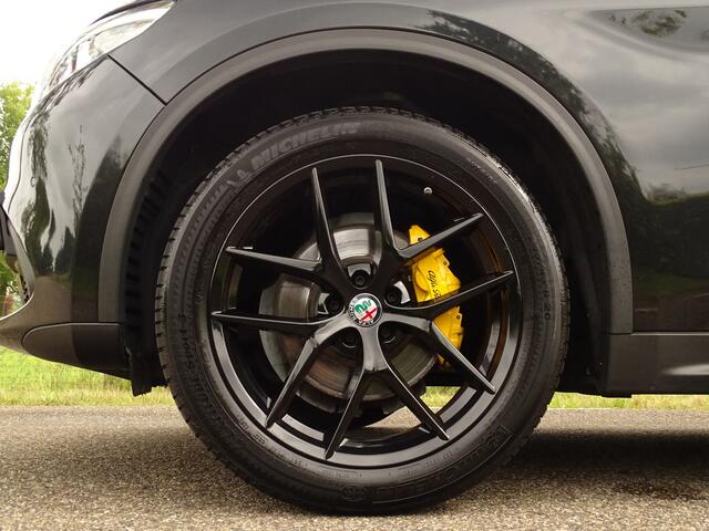 Alfa Romeo Stelvio 2.0 T AWD 280pk | Schuifdak | H+K | Trekhk.afn. | Leer | Giallo Brembo | Full Option!