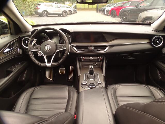 Alfa Romeo Stelvio 2.0 T AWD 280pk | Schuifdak | H+K | Trekhk.afn. | Leer | Giallo Brembo | Full Option!