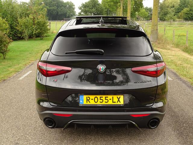 Alfa Romeo Stelvio 2.0 T AWD 280pk | Schuifdak | H+K | Trekhk.afn. | Leer | Giallo Brembo | Full Option!