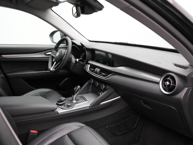 Alfa Romeo Stelvio 2.0 T AWD B-Tech Business Edition Automaat 200pk | Adaptive Cruise | Lederen Sportstoelen Memory & Verwarmd | Camera | Stuurwiel Verwarmd | Navigatie | DAB |