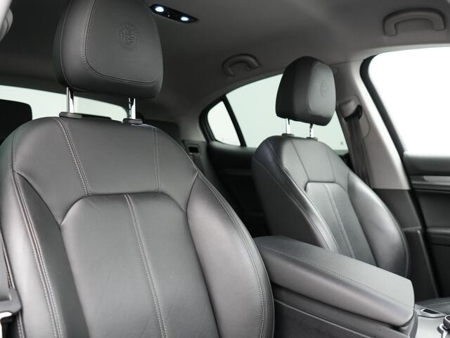 Alfa Romeo Stelvio 2.0 T AWD B-Tech Business Edition Automaat 200pk | Adaptive Cruise | Lederen Sportstoelen Memory & Verwarmd | Camera | Stuurwiel Verwarmd | Navigatie | DAB |