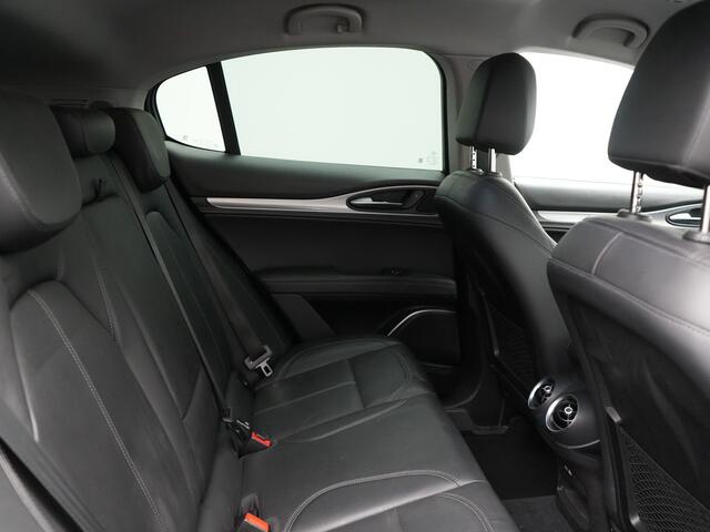Alfa Romeo Stelvio 2.0 T AWD B-Tech Business Edition Automaat 200pk | Adaptive Cruise | Lederen Sportstoelen Memory & Verwarmd | Camera | Stuurwiel Verwarmd | Navigatie | DAB |