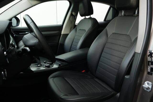 Alfa Romeo Stelvio 2.0 T AWD Super / Pano / Camera