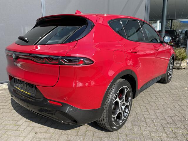 Alfa Romeo Tonale 1.5 Hybrid 160PK VGT TCT7 Veloce Automaat - Climate control - Cruise control -Park. sensoren V+A - Navi full map - A-uitrijcamera - LMV 19"- V.Stoelen verwarmb. - Stuurflippers - Digitaal instrumentenpaneel - Matrix verlicht