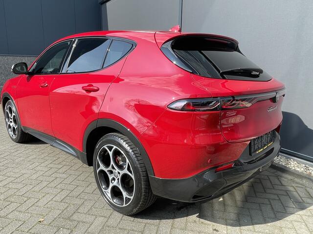 Alfa Romeo Tonale 1.5 Hybrid 160PK VGT TCT7 Veloce Automaat - Climate control - Cruise control -Park. sensoren V+A - Navi full map - A-uitrijcamera - LMV 19"- V.Stoelen verwarmb. - Stuurflippers - Digitaal instrumentenpaneel - Matrix verlicht